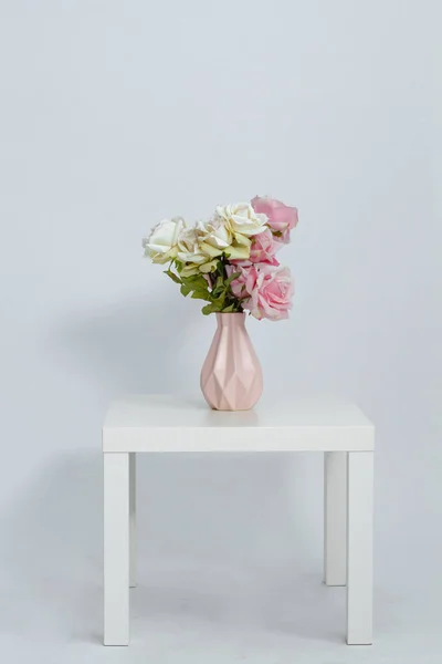 Pinkfarbene Vase Mit Blumen Auf Dem Tisch Auf Weißem Hintergrund — Stockfoto