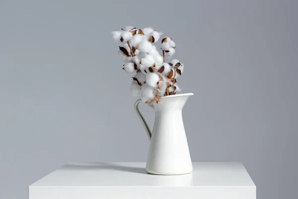 Jarro Branco Com Flores Algodão Mesa Fundo Branco Lugar Para — Fotografia de Stock