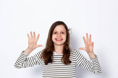 Komik, koyu saçlı bir kız elinde üç parmağını gösteriyor. Numara 9. Hafif arka planda bir portre. Metnin için yer.