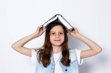 Komik, koyu saçlı bir kız yeşil bir kitap ve bir jest gösteriyor. Portre. Bir gencin eğitimi. Hafif bir arkaplanda. Metin için yer