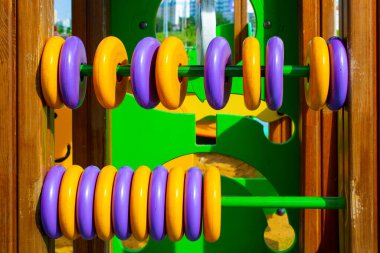 Ahşap çemberlerden çok renkli çocuk abaküsü. Çocuklar için açık hava oyunları. Oyun parkı. Yakın plan..