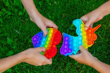 Çocuklar, yeşil çimenlerin arka planına karşı 