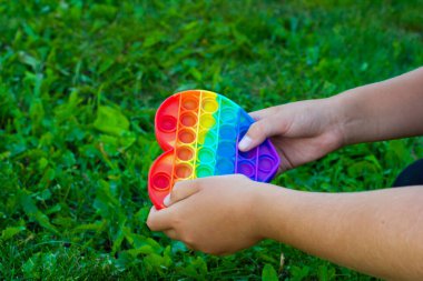 Çocuklar, yeşil çimenlerin arka planına karşı 