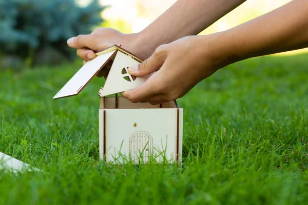 Het Kind Verzamelt Een Model Van Een Houten Huis Het — Stockfoto