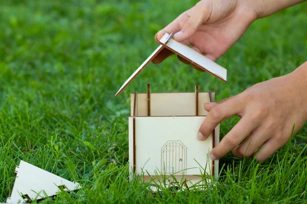 Het Kind Verzamelt Een Model Van Een Houten Huis Het — Stockfoto