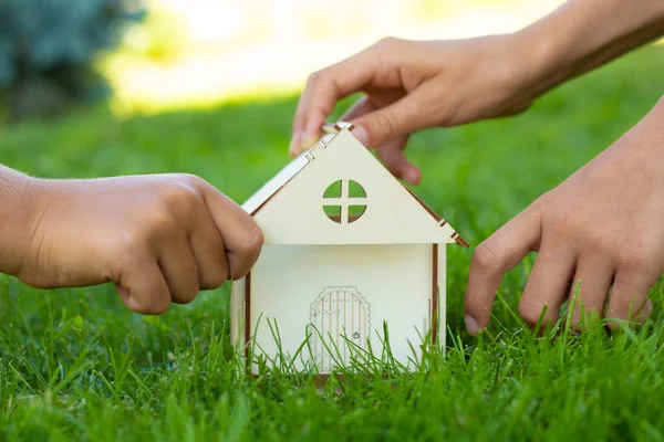 Het Kind Verzamelt Een Model Van Een Houten Huis Het — Stockfoto