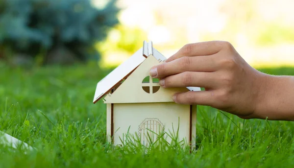 Het Kind Verzamelt Een Model Van Een Houten Huis Het — Stockfoto