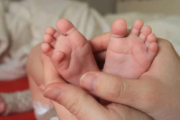 Small Feet Newborn Baby Child Father Arms — Stock Photo, Image