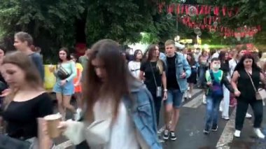 Kiev, Ukrayna, Temmuz 2021 - Şehir sakinleri ve çeşitli yayalar kalabalık caddelerde aktif olarak yürüyorlar. Bir sürü insan. Şehrin kamusal alanındaki sokak hayatı. Yakın plan veya orta plan.