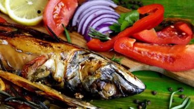 Limonlu, farklı sebzeli, biberiyeli ve baharatlı taze pişmiş uskumru. Sağlıklı ve lezzetli Akdeniz yemekleri. Dolly vurdu. Yakın plan..