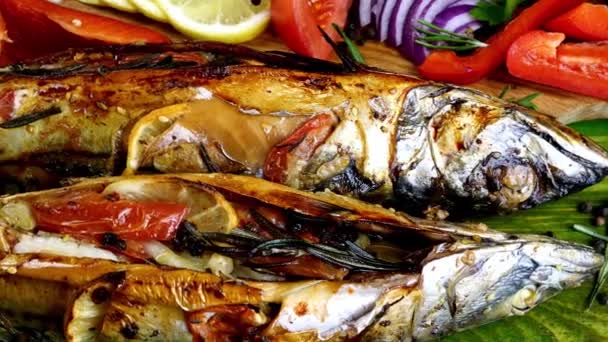Čerstvě upečená makrela ve fólii s citrónem a jinou zeleninou, rozmarýnem a kořením. Zdravé lahodné středomořské chutné jídlo. Dolly postřelená. Detailní záběr. — Stock video