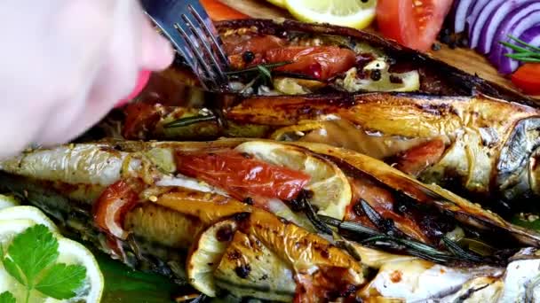 Baru dipanggang goreng mackerel dalam foil dengan lemon dan sayuran yang berbeda, rosemary dan rempah-rempah. Makanan lezat mediterania yang sehat dan lezat. Close-up. — Stok Video