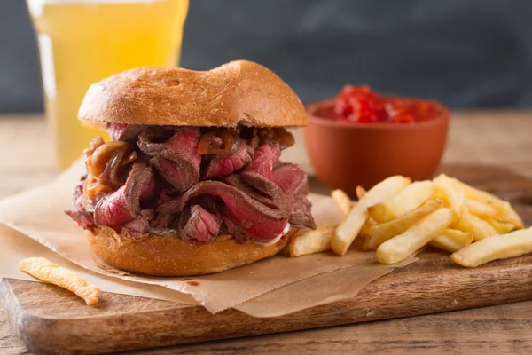 Ízletes steak burger egy fából készült hajón — Stock Fotó