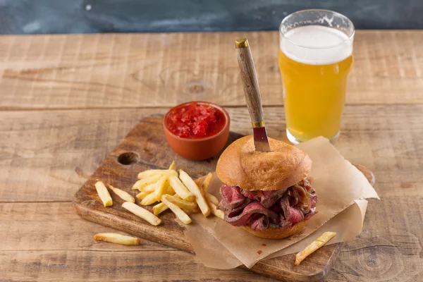 Вкусный стейк-бургер на деревянной доске — стоковое фото