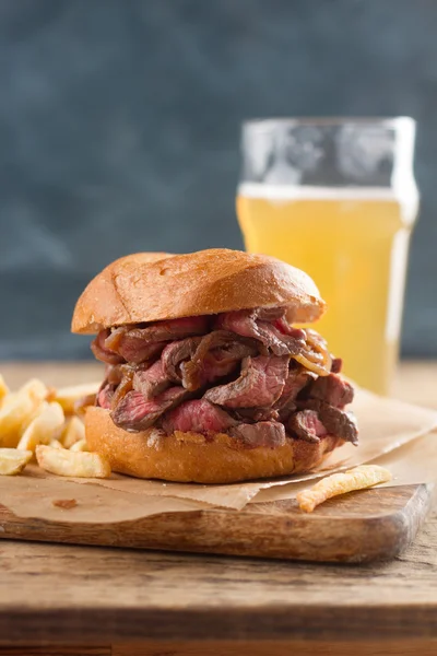 Вкусный стейк-бургер на деревянной доске — стоковое фото