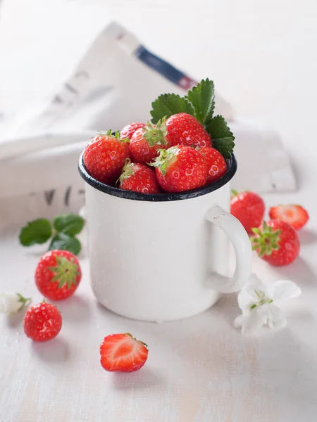 Verse aardbeien in cup — Stockfoto