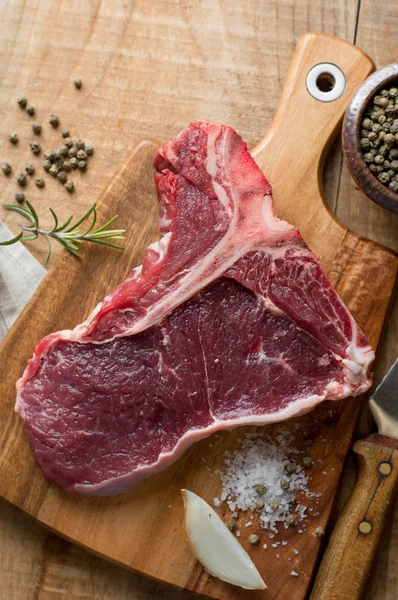 Bife de T-Bone cru grosso — Fotografia de Stock