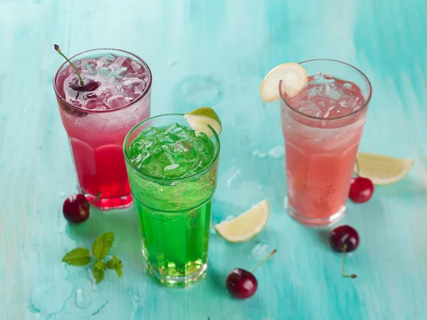 Verschiedene Getränke (Cocktail oder Limonade) — Stockfoto