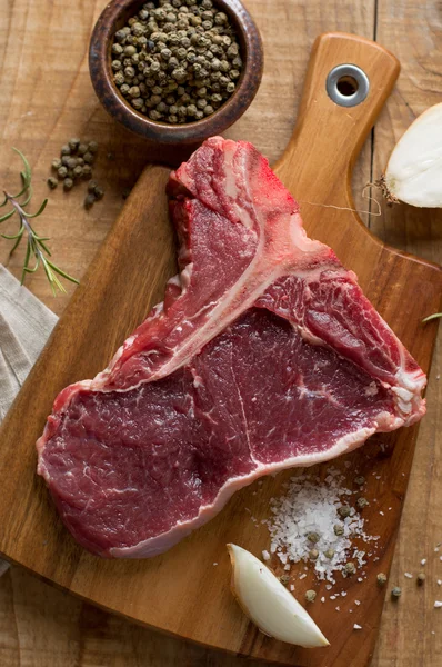 Kalın ham t-bone biftek — Stok fotoğraf