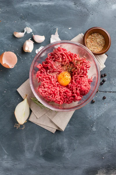 Hackfleisch im Bogen — Stockfoto