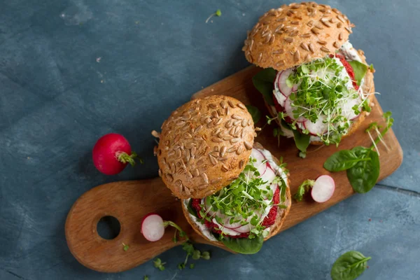 Veggie couscous beet burgers — Stock Photo, Image