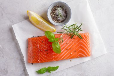 Lezzetli taze somon fileto bölümünü