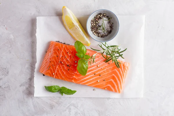 Deliziosa porzione di filetto di salmone fresco — Foto Stock