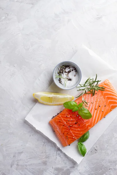 Gedeelte van verse zalmfilet — Stockfoto