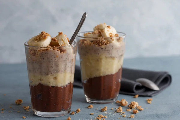 Chocolade, bananen en chia zaden pudding — Stockfoto
