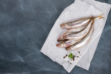 Karanlık vintage zemin üzerine taze balık