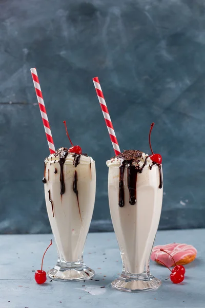 Batido (batido) con chocolate y cereza — Foto de Stock