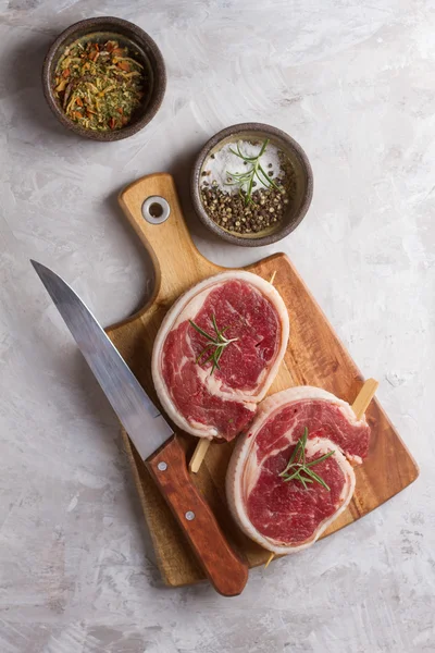 Dickes rohes Rinderbrötchen mit Würze — Stockfoto