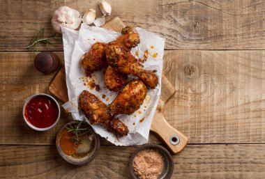 Kavrulmuş (ızgara) tavuk baget kesme tahtası üzerinde