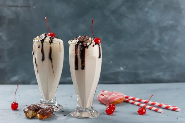 Milkshake (smoothie) com chocolate e cereja — Fotografia de Stock