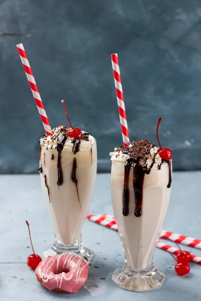 Молочный коктейль с шоколадом и вишней — стоковое фото