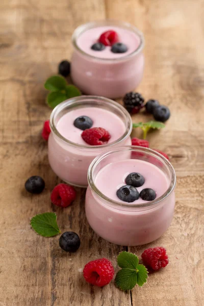 Berry yogurt with fresh berries — Stock Photo, Image