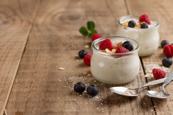 Yogur con granola o muesli y bayas frescas — Foto de Stock