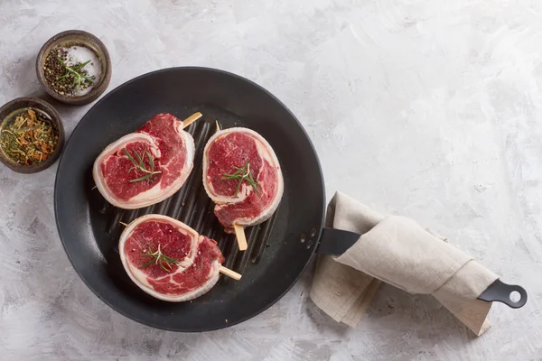 Carne cruda gruesa con condimento — Foto de Stock