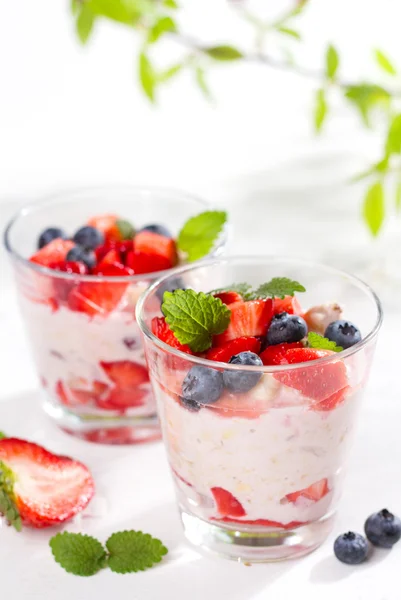 Йогурт с мюсли или мюсли и ягодами — стоковое фото