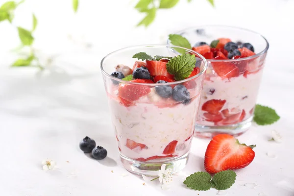 Yoghurt met muesli en verse bessen — Stockfoto