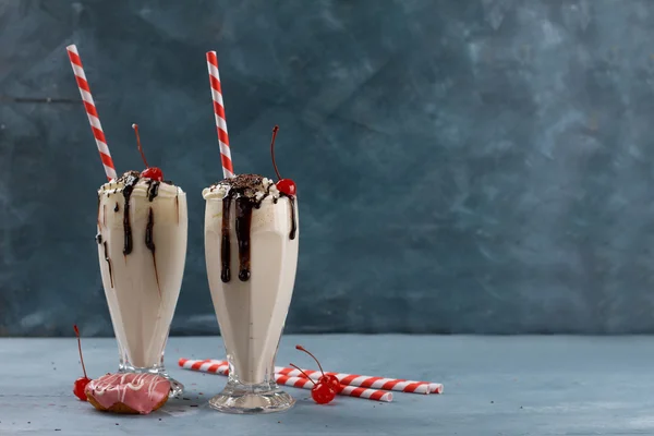 Milkshakes au chocolat et cerises — Photo