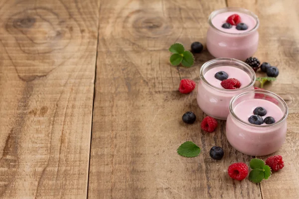 Berry yoğurt taze çilek ile — Stok fotoğraf