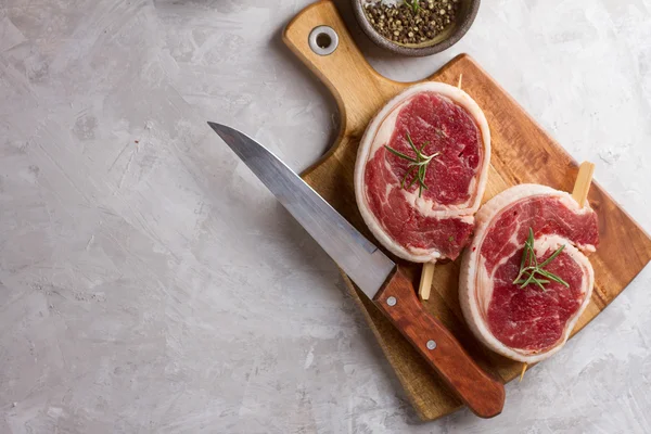 Thick raw beef roll with seasoning — Stock Photo, Image