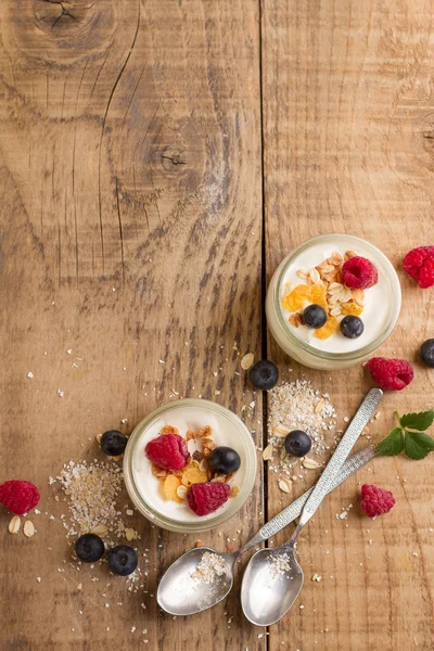 Yoghurt met muesli en verse bessen — Stockfoto