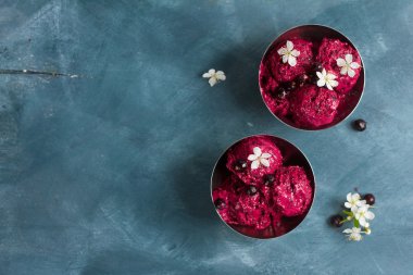 Berry dondurma veya taze berry ile sorbe