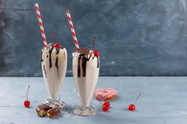 Çikolata ve kiraz ile milkshake (iki yüzlü)