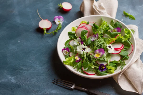 Salada de primavera com flor comestível — Fotografia de Stock