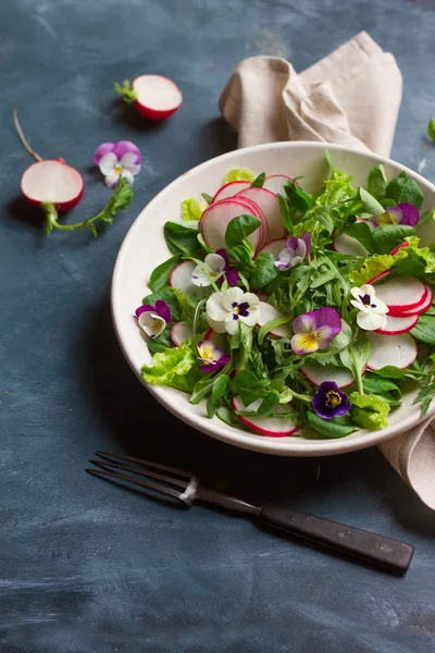 Весенний салат с съедобным цветком — стоковое фото