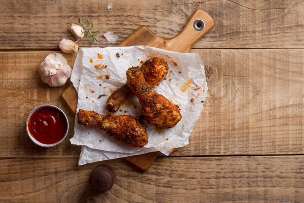 Roasted (griiled) chicken drumstick on cutting board — Stock Photo, Image