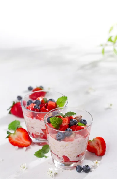 Yoghurt met muesli of muesli en bessen — Stockfoto